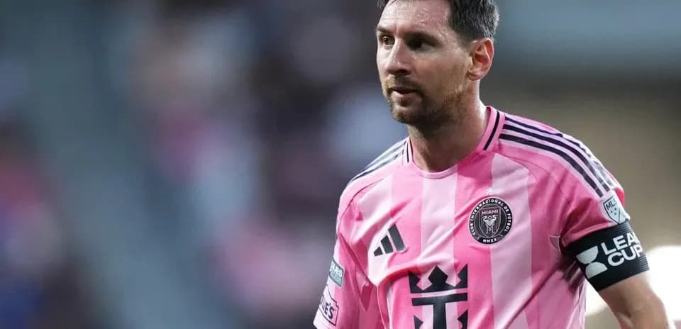 Futbolchi mayinidagi rozoviy formada