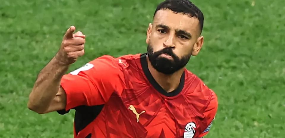 Futbolchi gol urganidan keyin qo'lini ko'taradi