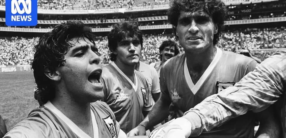 Futbolchilar o'yin oldidan yig'ilgan holda
