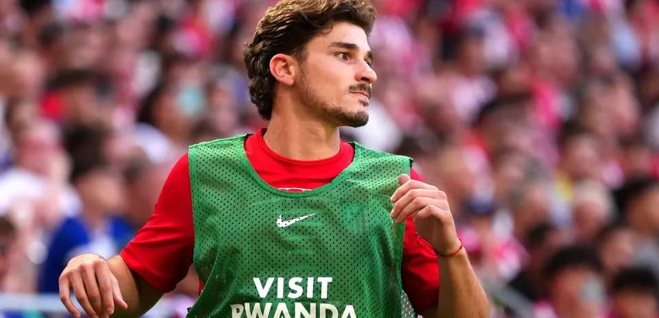 Futbolchi zaxira kiyimida maydon atrofida yurmoqda
