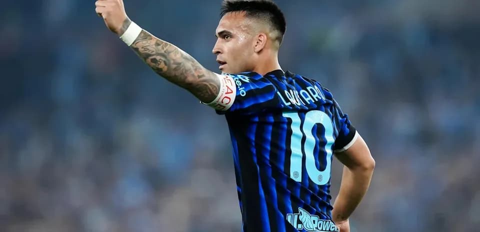 Futbolchi maydonda qo'lini ko'targan holda