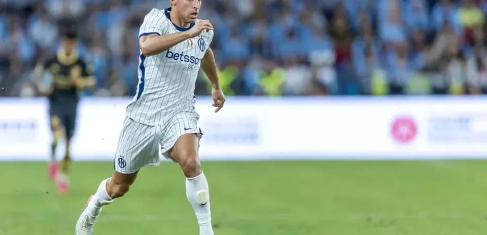 Futbolchi to'pni quchoqda ushlab, yugurmoqda