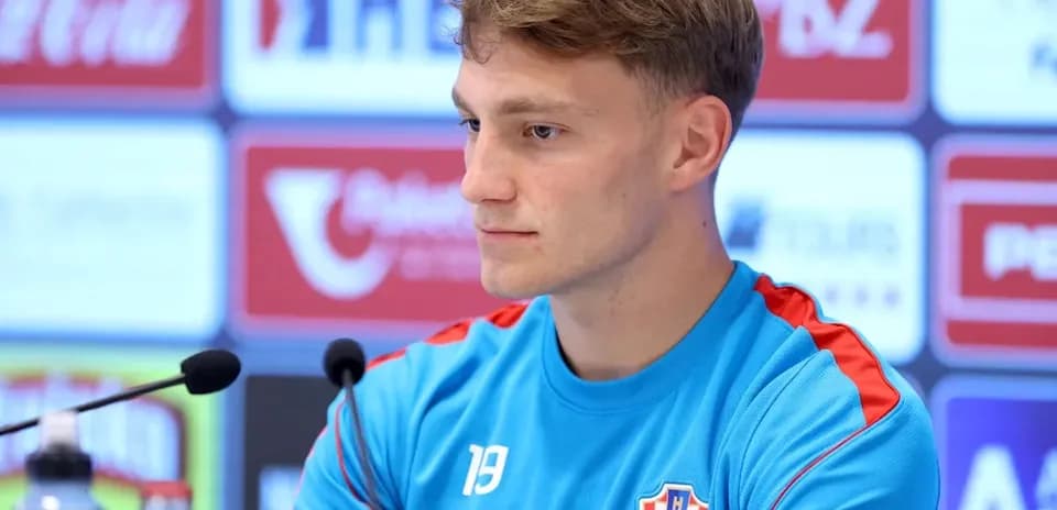 Futbolchi matbuot anjumanida o‘tirgan