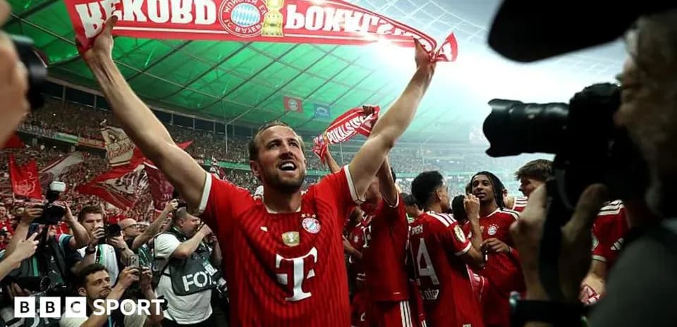Futbolchi Bayern München bayroqlarni ko'tarib turibdi