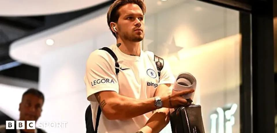 Futbolchi Chelsea formasida aeroportda yurib boryapti