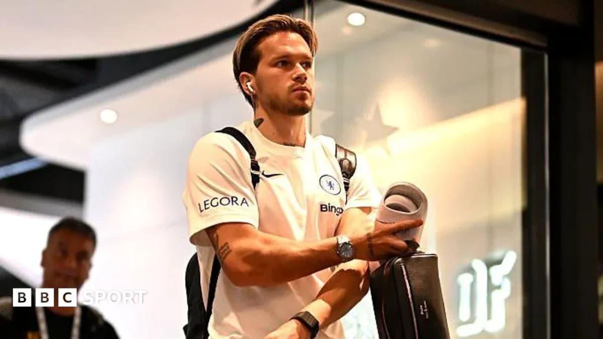 Futbolchi Chelsea formasida aeroportda yurib boryapti