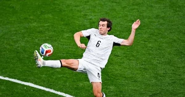 Futbolchi to'pni ushlash uchun havo harakatida