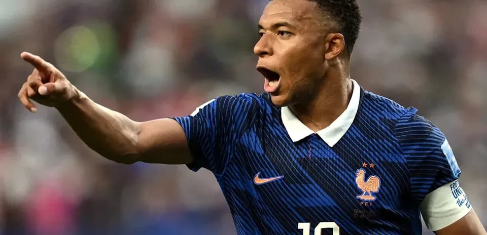 Futbolchi Kylian Mbappé maydonda harakatda