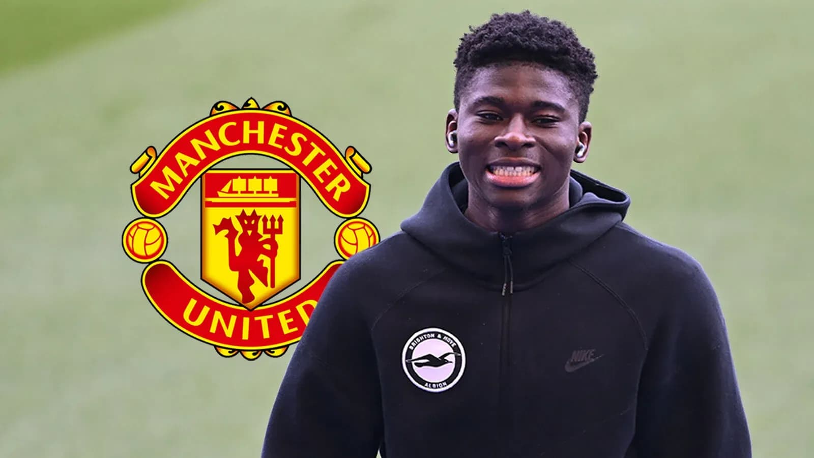 Yigit futbolchi Manchester United logosi oldida kulmoqda