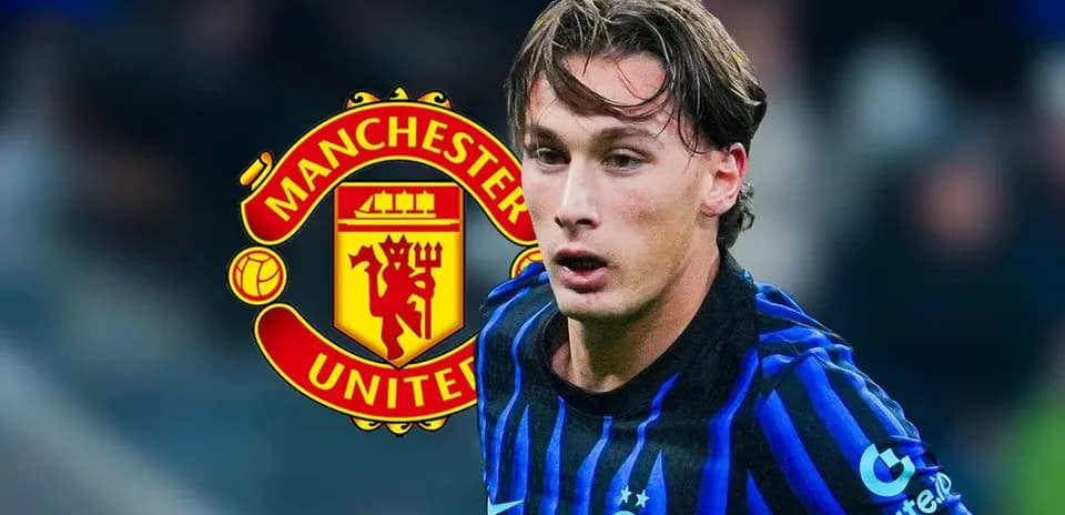 Futbolchi maydonda harakatda, Manchester United logosi bilan