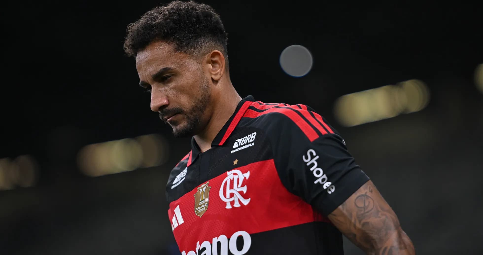 Futbolchi Flamengo formasida maydonda yurgan