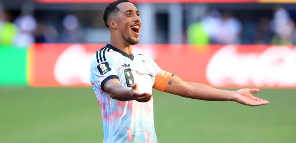 Futbolchi maydonda raqobatga tayyorlanmoqda