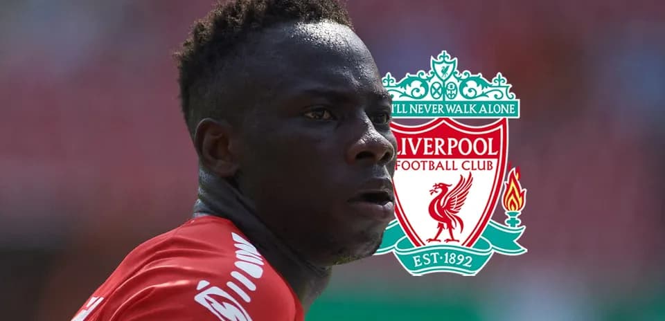 Futbolchi Liverpool formasi bilan maydonga qaramoqda