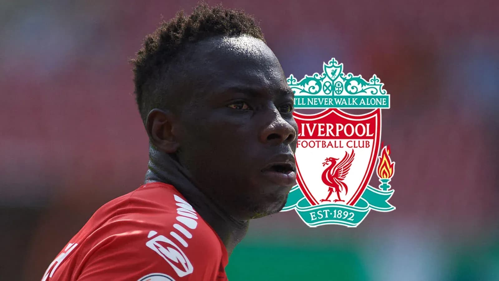 Futbolchi Liverpool formasi bilan maydonga qaramoqda
