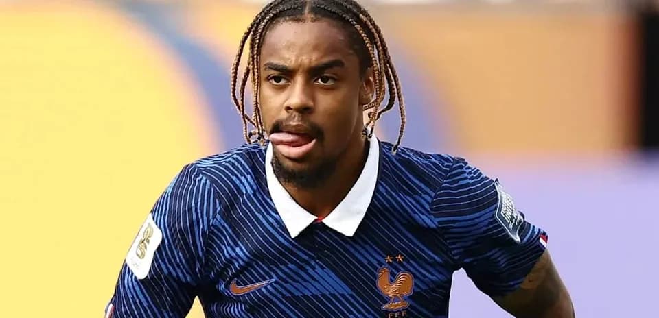 Futbolchi Frantsiya formasida maydonda harakatda