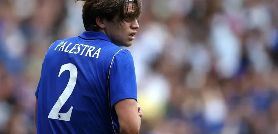 Futbolchi Palestra raqami 2 orqadan ko'rinadi