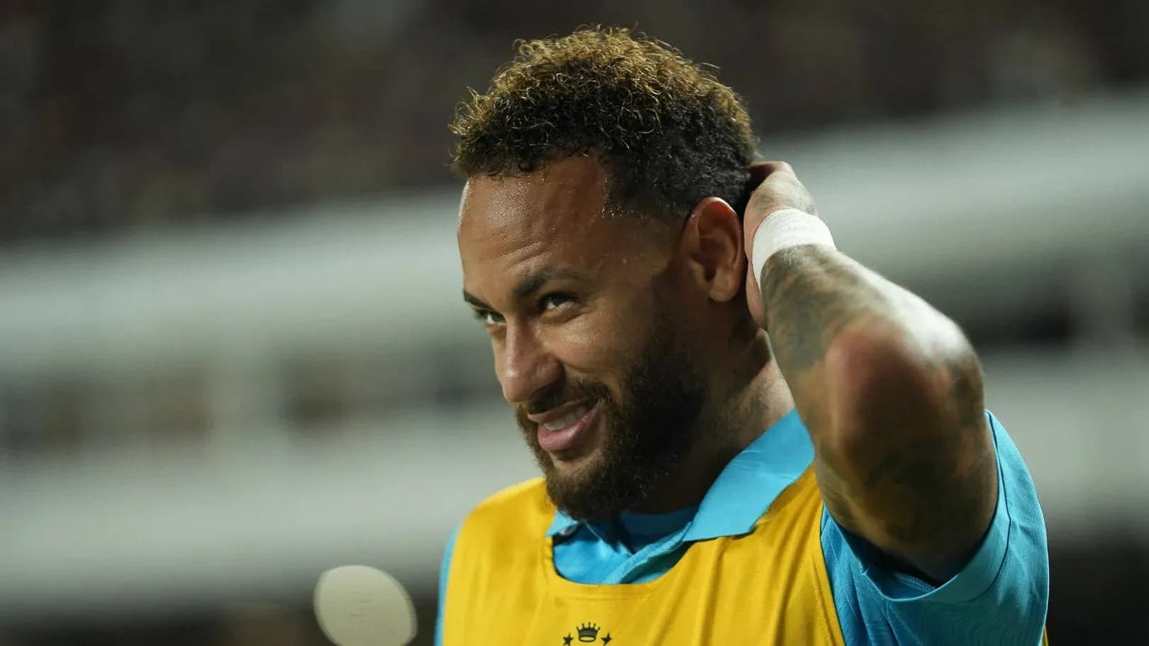 Futbolchi maydonda tayyorgarlik ko'rmoqda