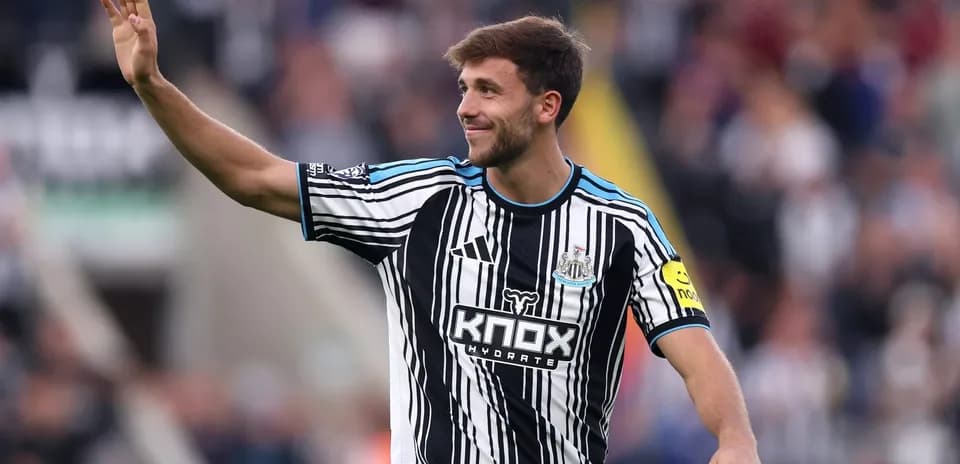 Futbolchi maydonda muxlislarga qo'l chiroyli tutmoqda