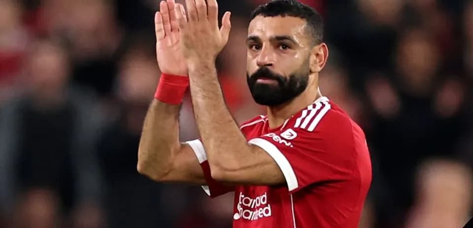 Futbolchi Mohamed Salah qarsak chalmoqda