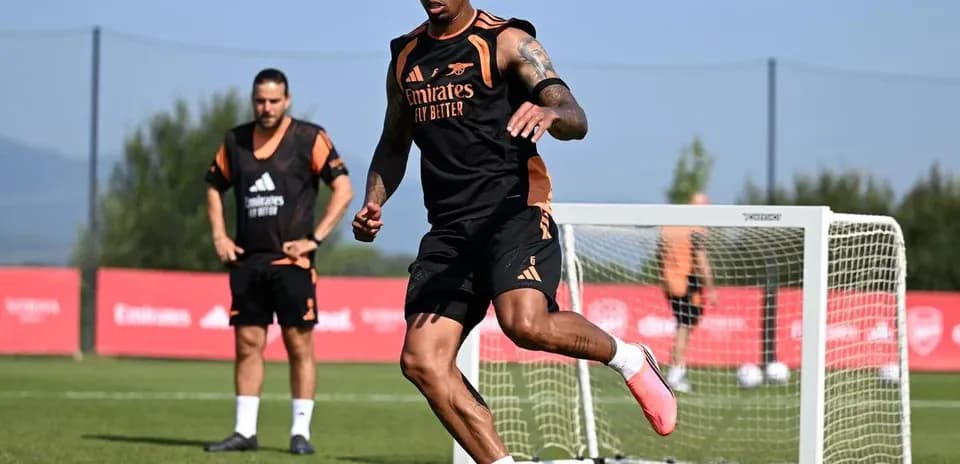 Futbolchi to'pni nazorat qilmoqda, mashg'ulot maydonida