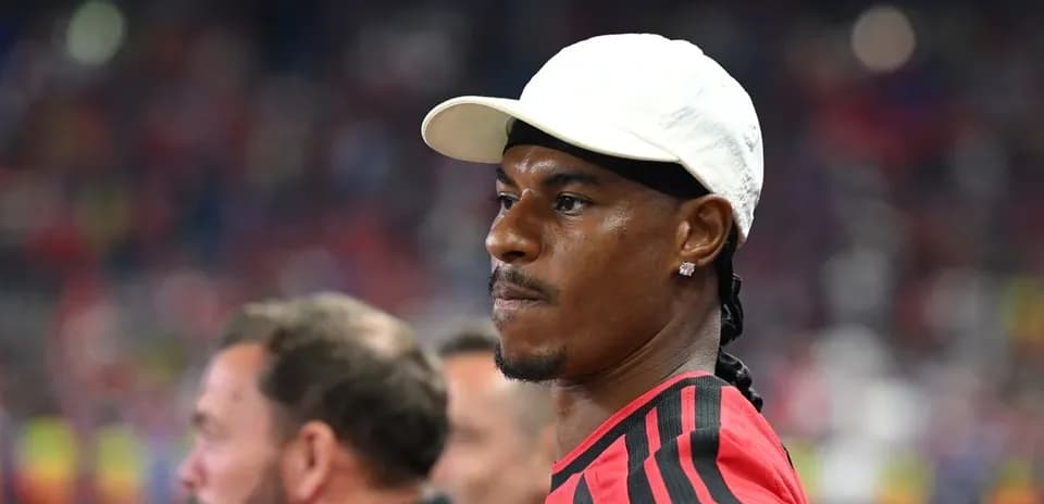 Futbolchi o'yin davomida tomoshabinlar orasida