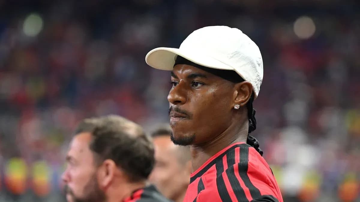 Futbolchi o'yin davomida tomoshabinlar orasida