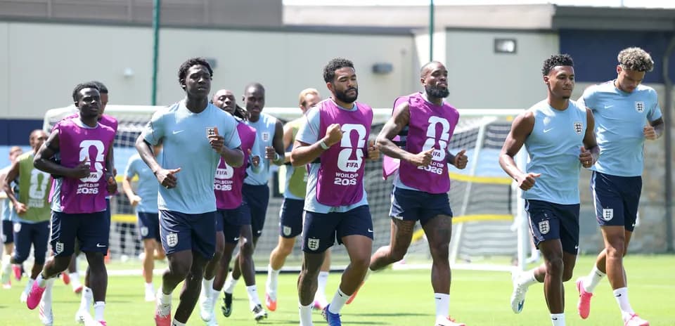 O'ng tomondagi futbolchilar mashg'ulotda yugurmoqda