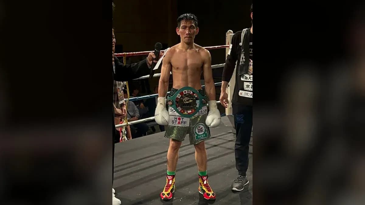 Bokschi chempion kamida belgi bilan turgan