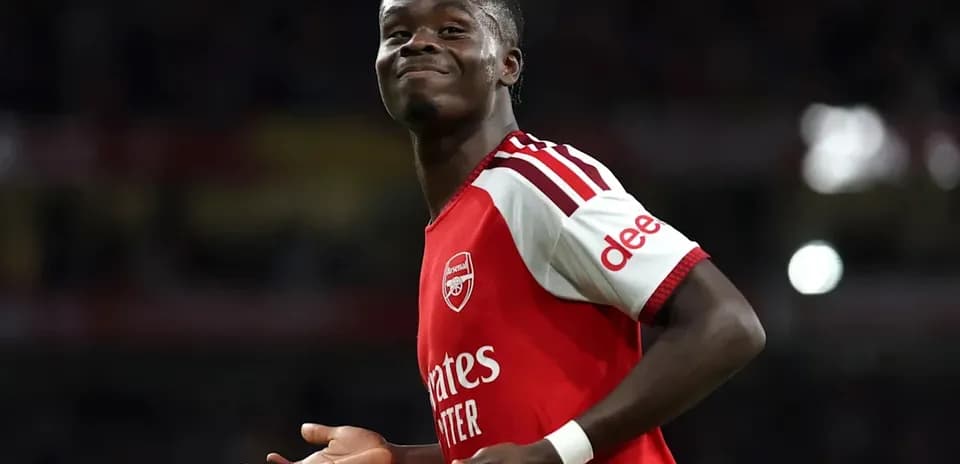 Futbolchi Arsenal formasida maydonda tabassum qilmoqda