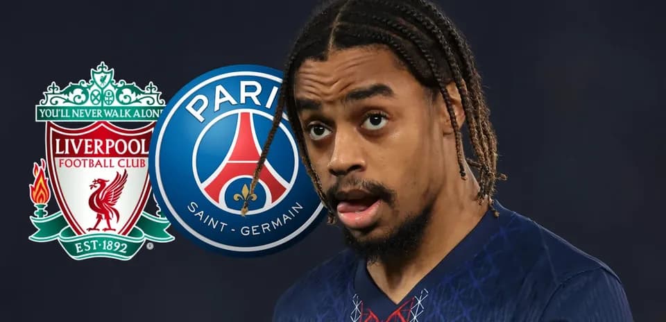 Futbolchi Liverpool va PSG logotiplari bilan