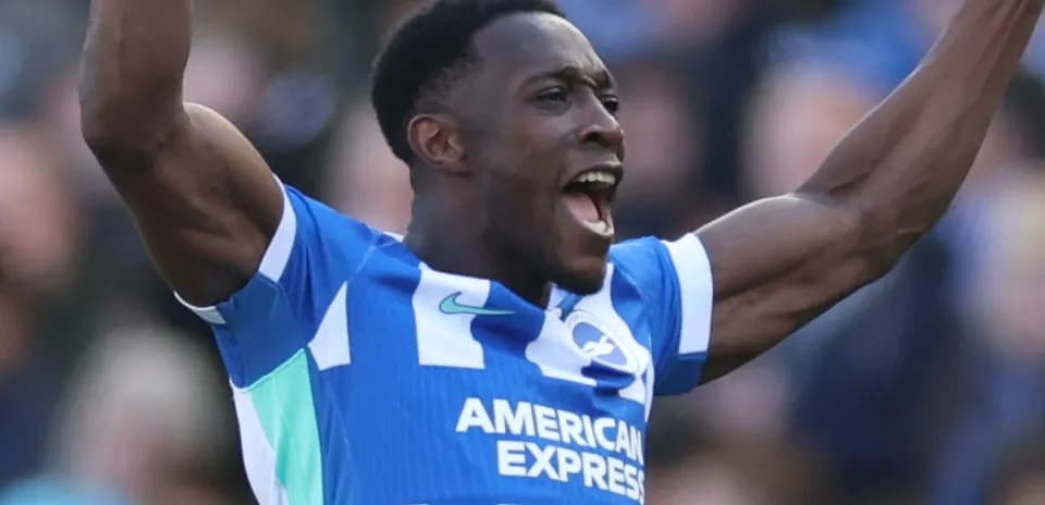 Futbolchi g'alaba qozonganidan keyin nishonlayapti
