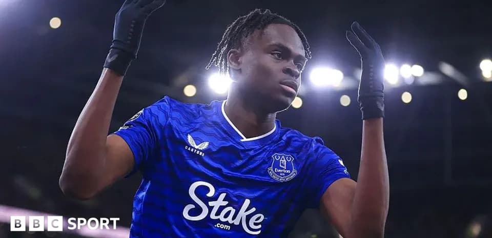 Futbolchi Everton formasida gol urish harakatida
