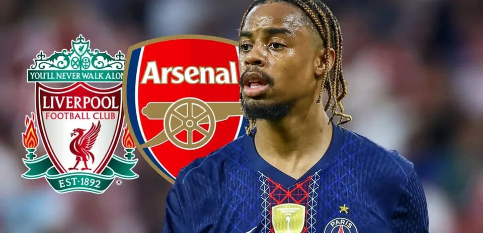 Futbolchi Paris Saint-Germain formasi bilan suratda