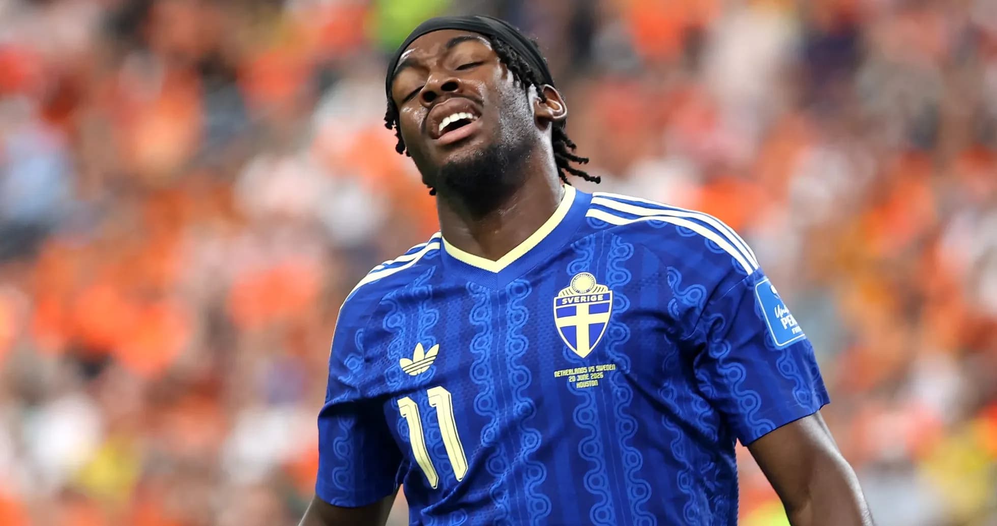 Futbolchi maydonda jarohatlangan holda turibdi