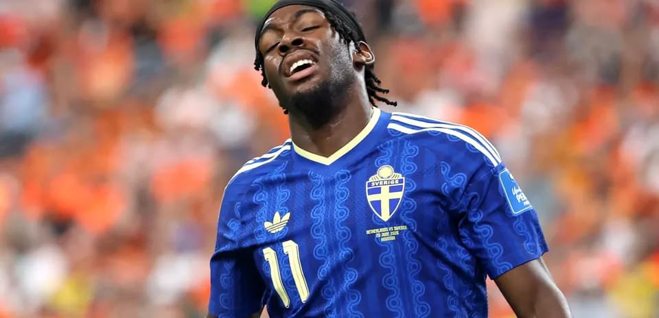 Futbolchi maydonda jarohatlangan holda turibdi