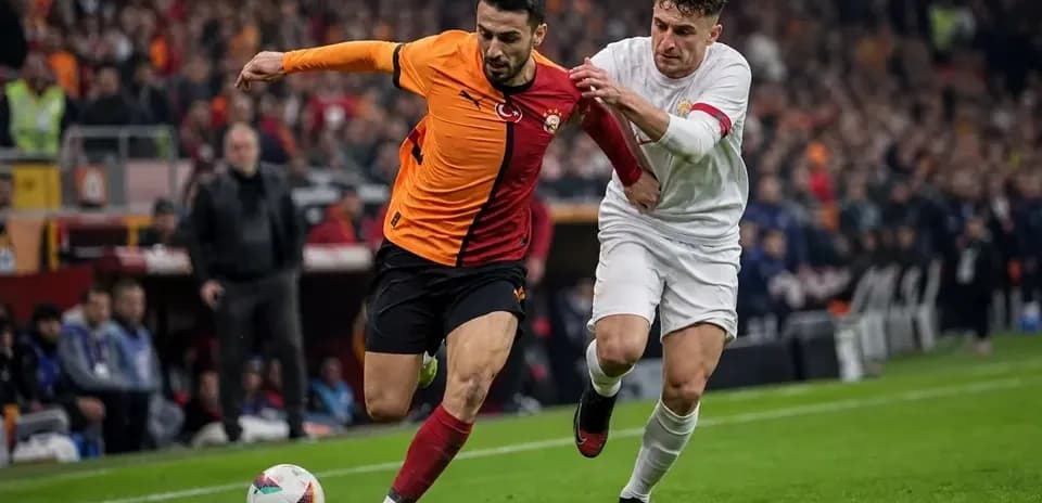 Futbolchilar to'p uchun kurashmoqda