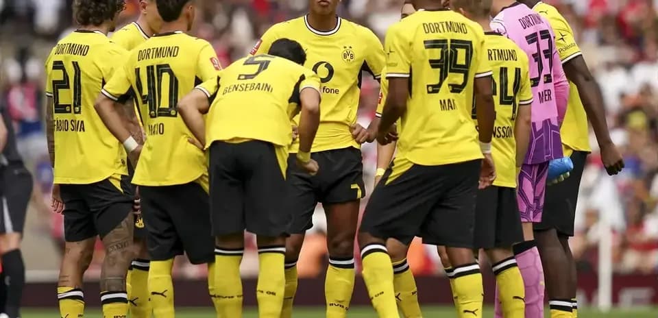 Borussia Dortmund players in a huddle during match