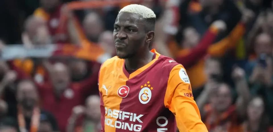 Futbolchi Galatasaray formasida g'alaba nishonlayapti