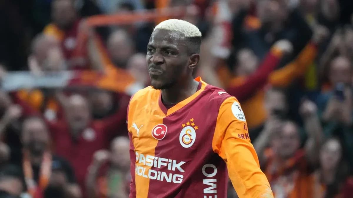 Futbolchi Galatasaray formasida g'alaba nishonlayapti