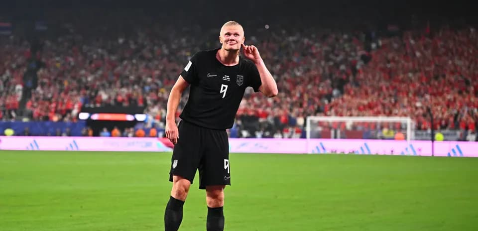 Futbolchi maydonda quloqlari bilan eshitish harakatida