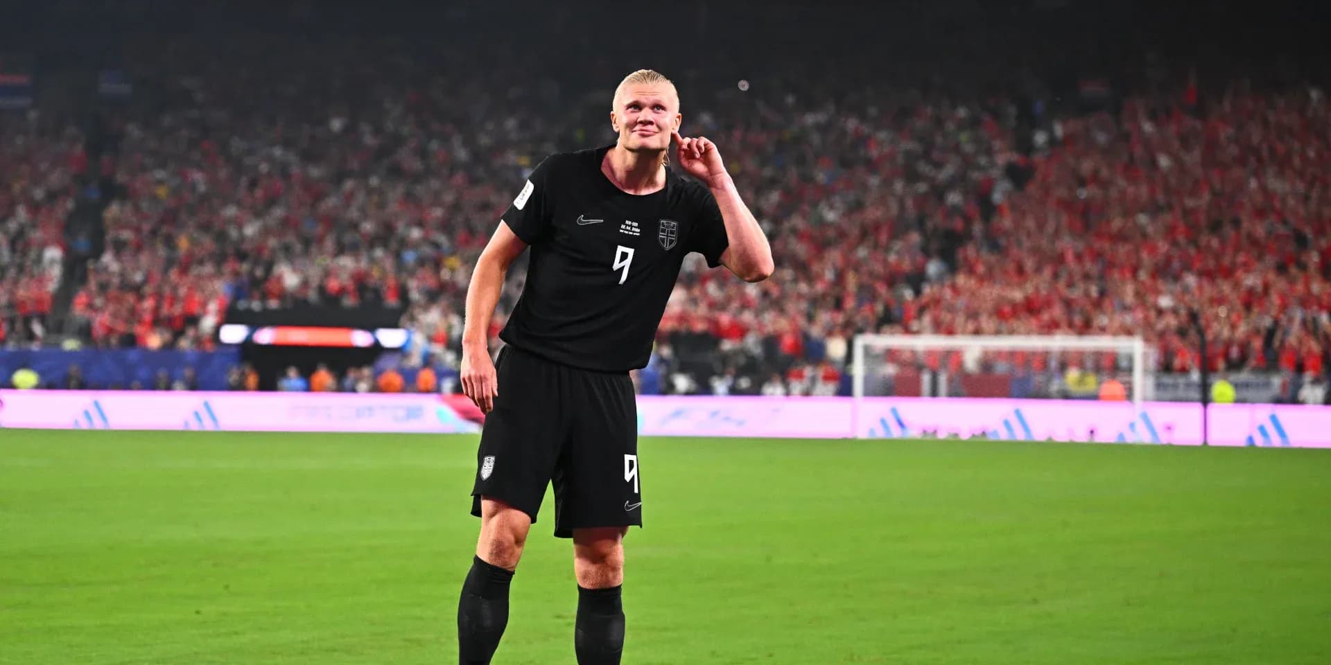 Futbolchi maydonda quloqlari bilan eshitish harakatida