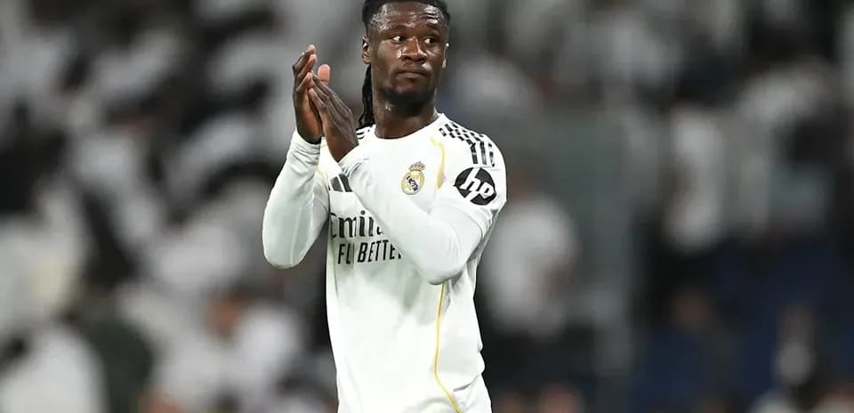 Futbolchi Real Madrid formasida maydonda qo'l silkitmoqda