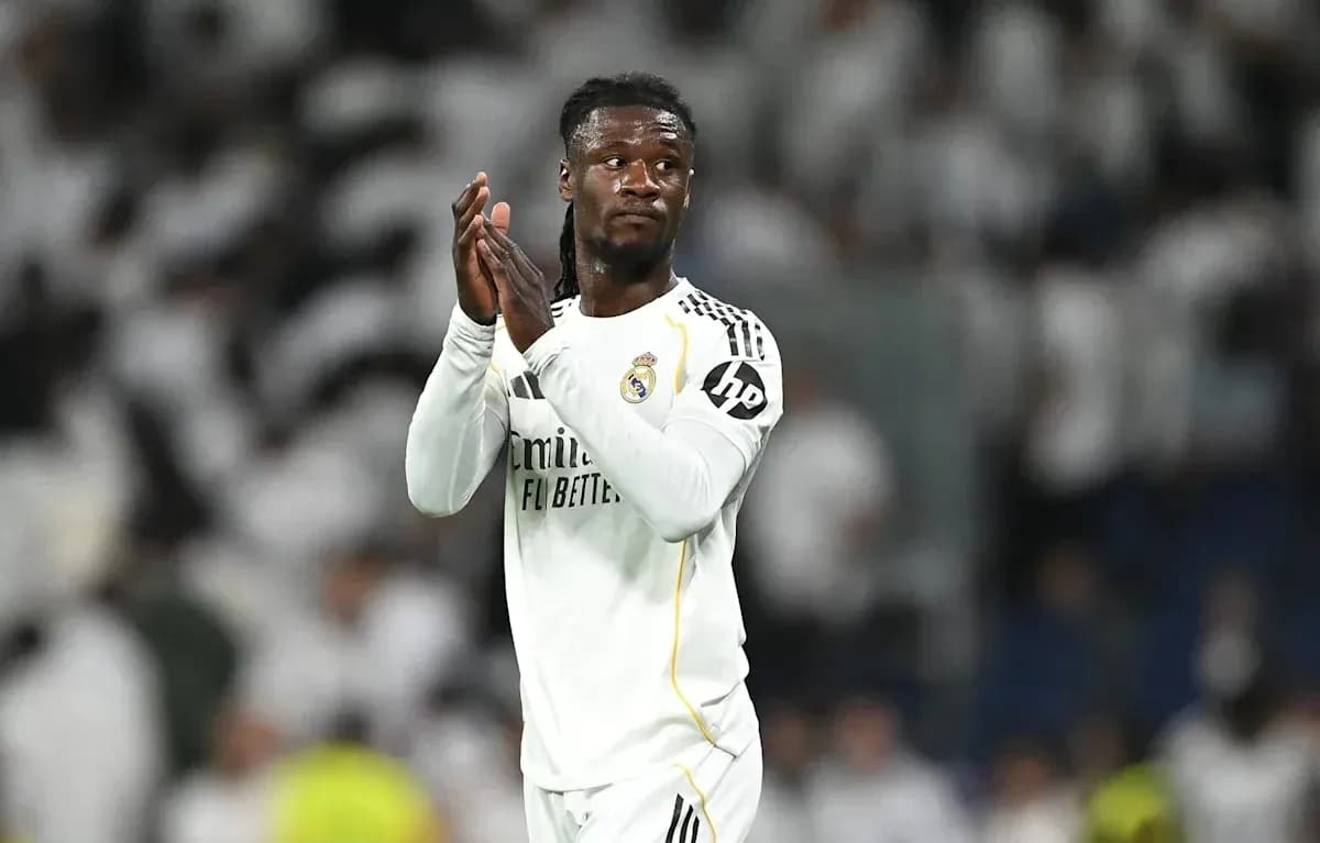 Futbolchi Real Madrid formasida maydonda qo'l silkitmoqda