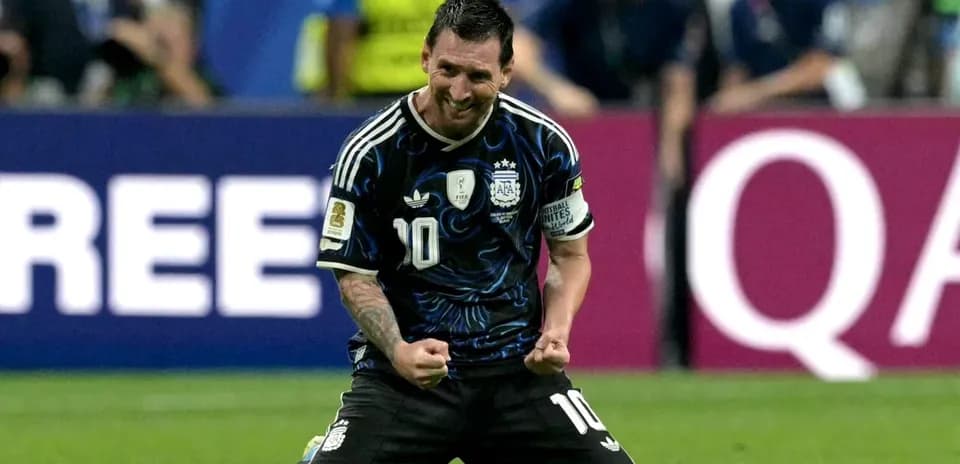 Futbolchi Lionel Messi kneeling in celebration