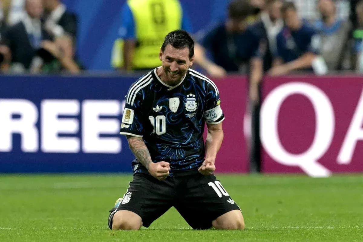 Futbolchi Lionel Messi kneeling in celebration