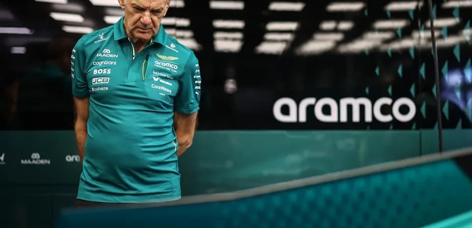 Mekanik Aston Martin jamoasi a'zosi mashina oldida