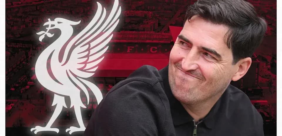 Kişi Liverpool emblemi fonida kulib o'tirgan