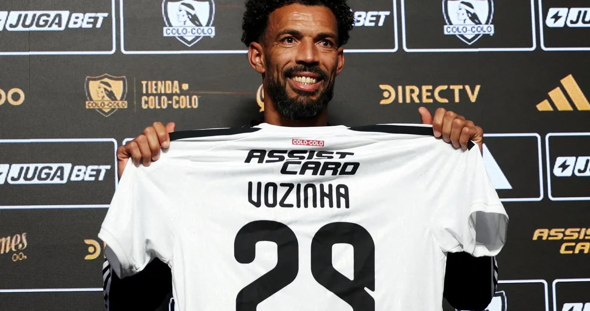 Futbolchi Vozinha yangi forma bilan taqdimotda