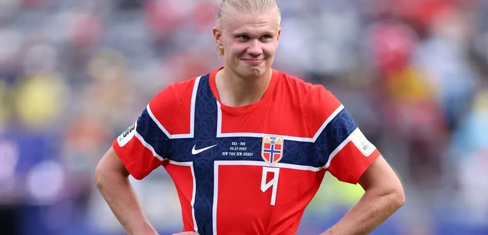 Futbolchi Norvegiya formasi bilan maydonda