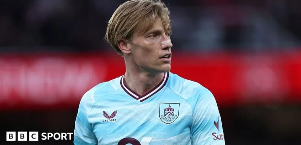Futbolchi Burnli forma kiygan, jarohatlangan yuz bilan